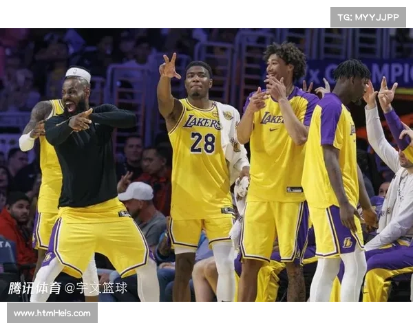 詹姆斯赛后手持坐垫拥抱里夫斯，七天五赛显疲惫